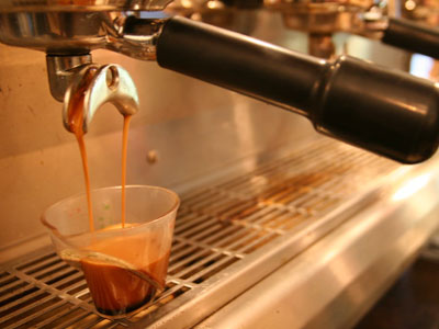 «Πόλεμος» του 1e στον καφέ